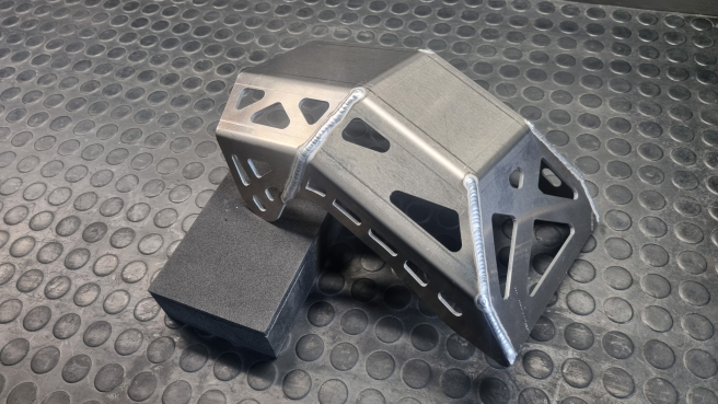 Wzmocniona osłona silnika SurRon Light Bee srebrna