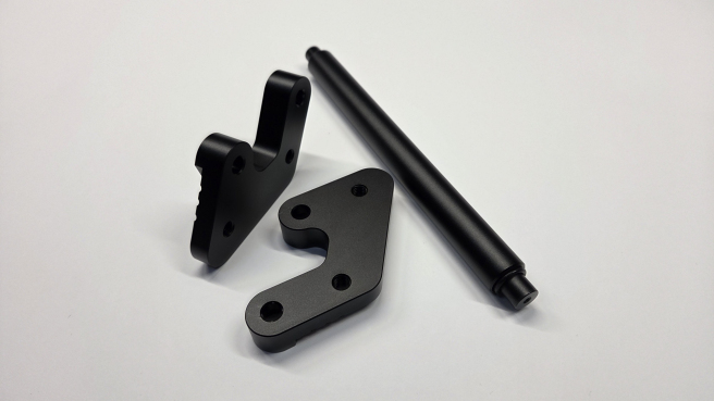 Zestaw: rozpórka wzmocnienie podnóżków + mocowanie obniżające podnóżki SurRon Light Bee