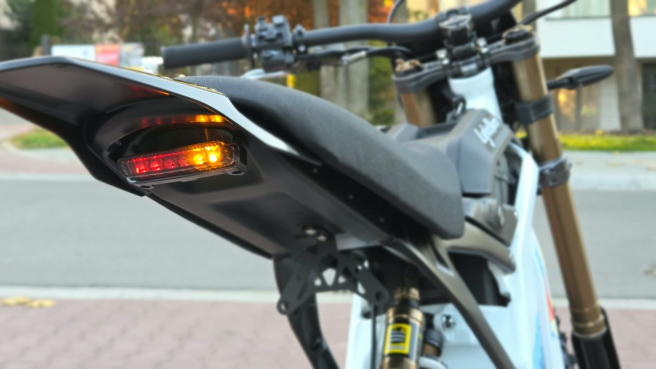 Relokacja z lampą tylna z kierunkowskazami SurRon